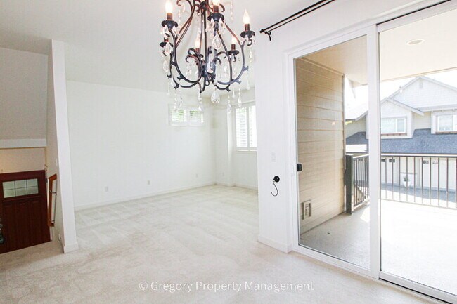 Building Photo - 13824 N Creek Dr