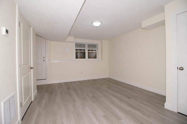 Building Photo - 5 W Chapel St