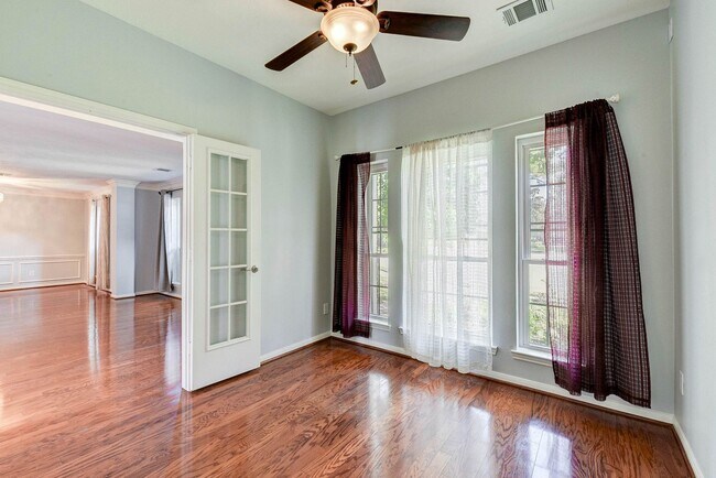 Building Photo - Stunning 4-Bedroom, 2.5-Bathroom Home with...