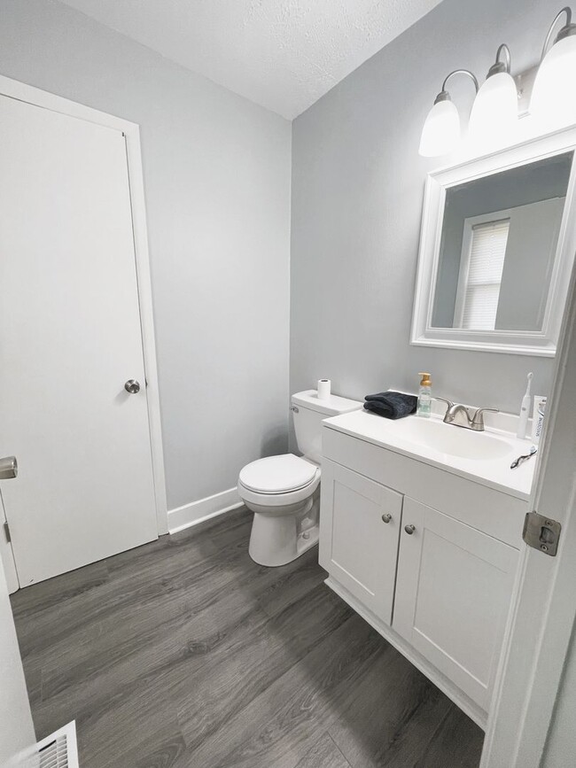 Building Photo - 3 Bedroom 2 Bathroom- Pets Considered