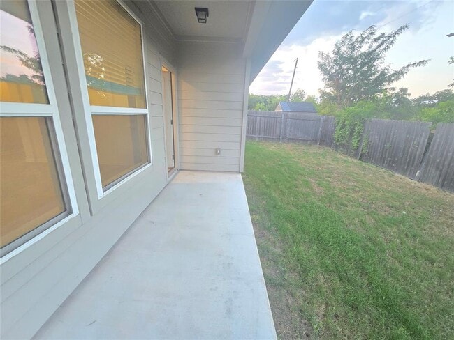Building Photo - 520 Falkland Trace