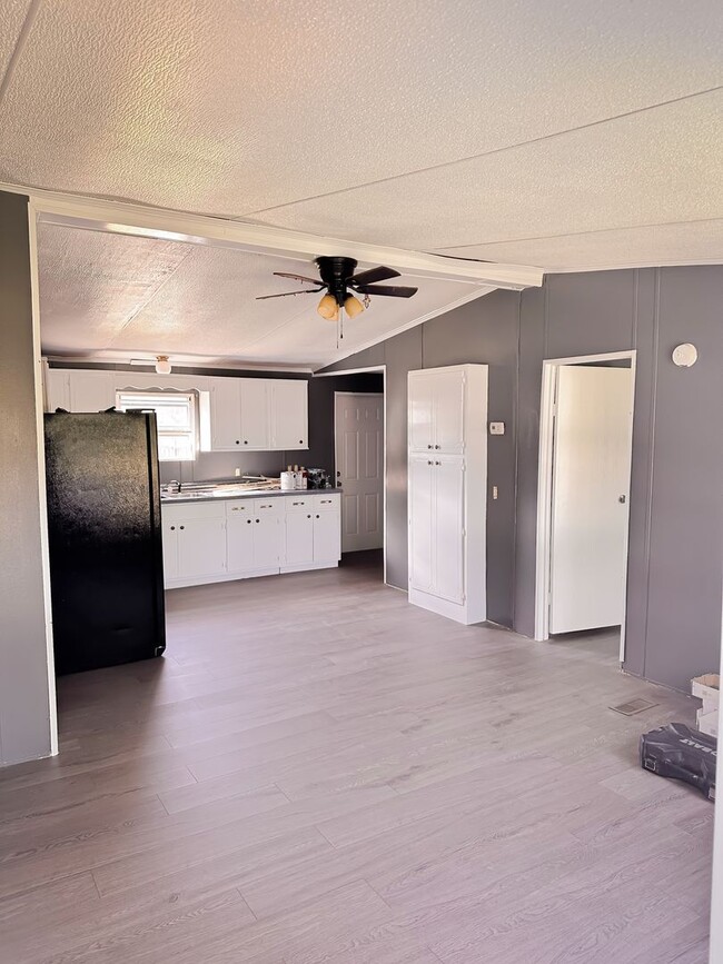 Building Photo - 3 BED 2BATH outside of Fayettville