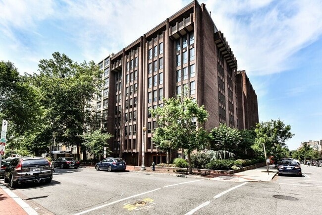 Building Photo - Luxurious 1BR Corner Unit in Prime Dupont ...