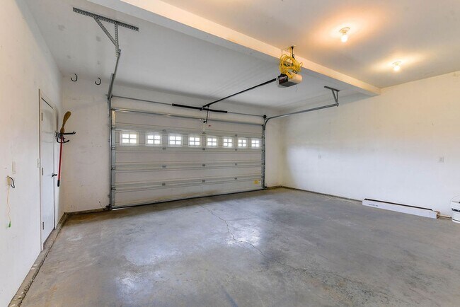 Building Photo - Beautiful 3 bed/2.5 bath single family hom...