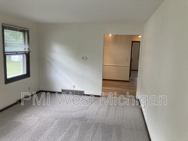 Building Photo - 7255 Periwinkle Ave SE
