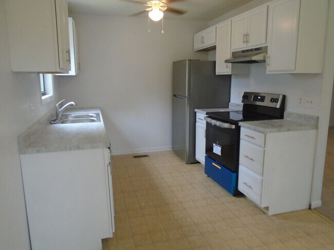 Building Photo - Renovated 3BD/2BA Single Family Home Avail...