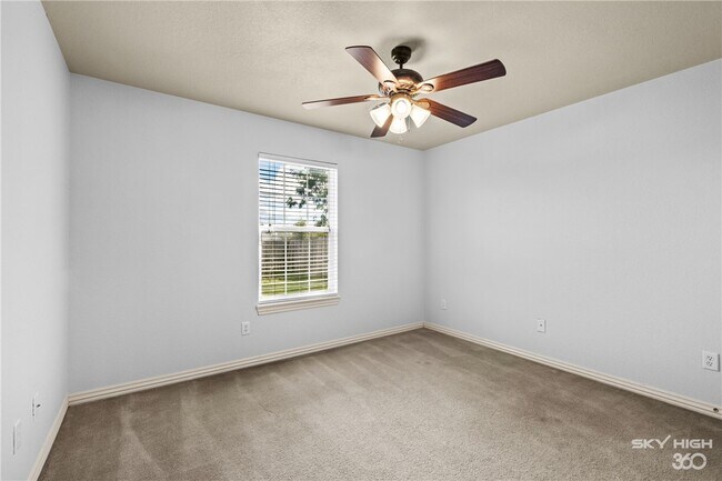 Building Photo - 1002 Applewood Cir