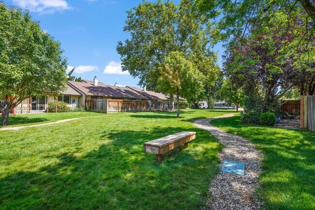 Building Photo - Prime SE Boise 3bd/2ba Townhome with 2-Car Garage