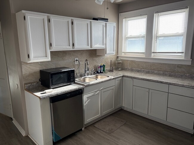 Building Photo - 10226 S Vernon Ave