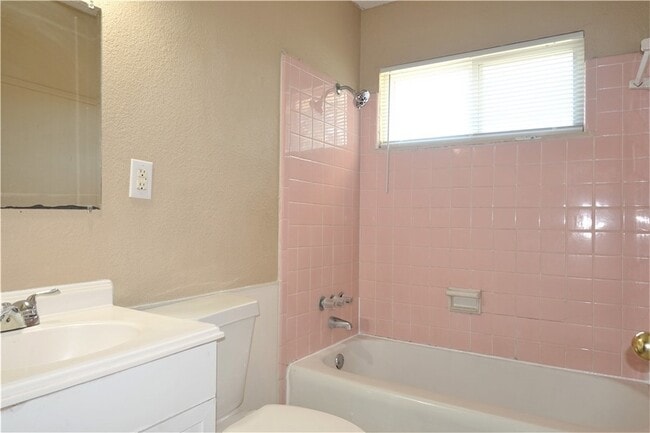 Building Photo - 114 Acacia Arch St