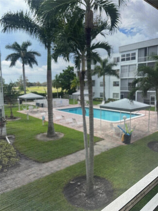 Building Photo - 3000 Sunrise Lakes Dr W