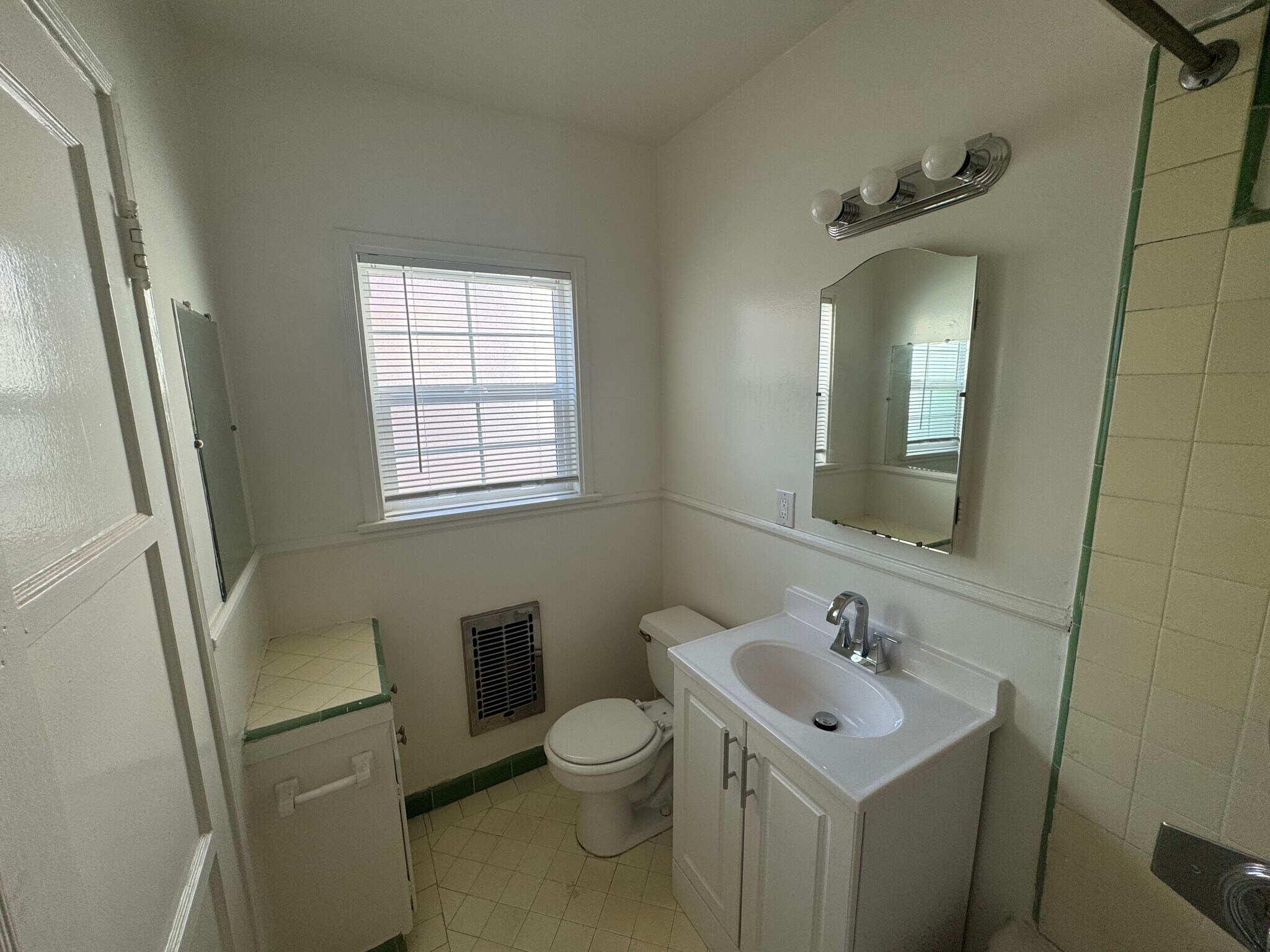 Building Photo - 11637 Magnolia Blvd