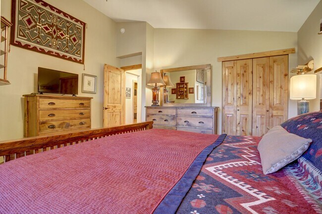 Building Photo - 2 BDR 2 BATH UPDATED  Lake Dillon Condo  2...
