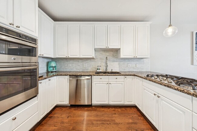 Building Photo - 657 N Carpenter St