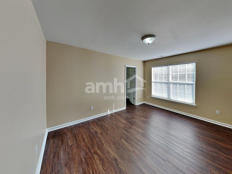 Building Photo - 138 Edgington St