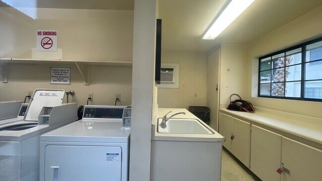 Building Photo - New Flooring, no carpet. 2bed 2bath Gated Community with a Swimming Pool