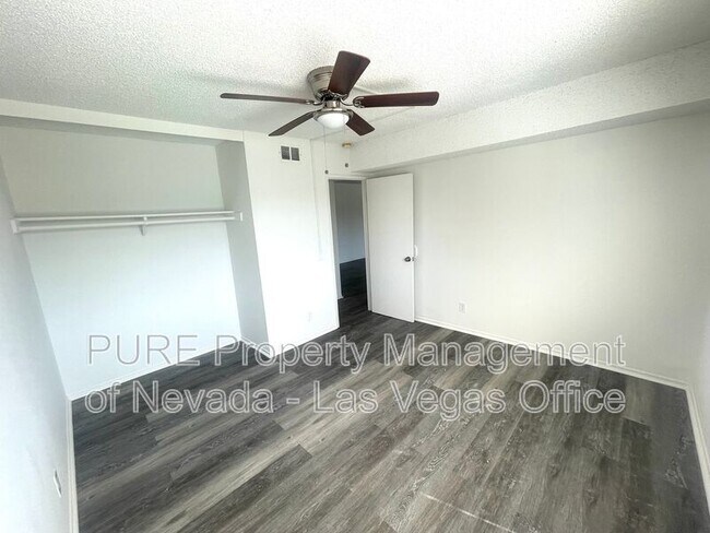 Building Photo - 1405 E Vegas Valley Dr