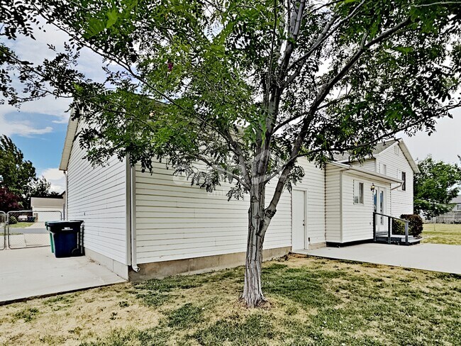 Building Photo - 342 N 75 W