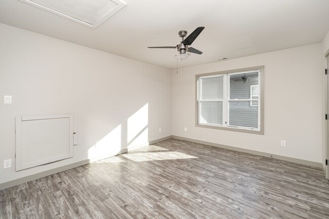 Building Photo - Incredible 3 BDRM / 2.5 BTH Franklin Home Available Now!