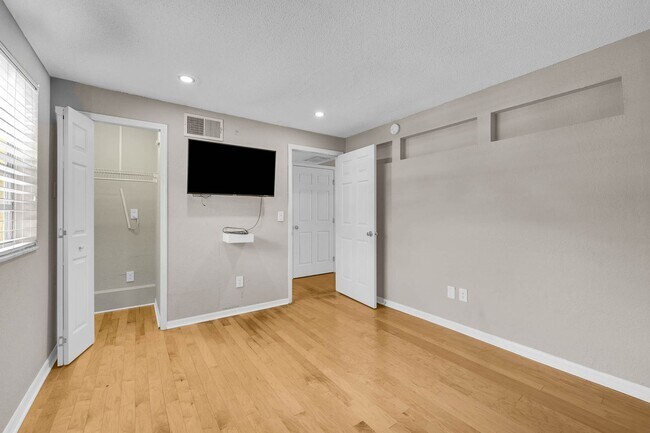 Building Photo - Renovated Condo in Downtown's coveted Dela...
