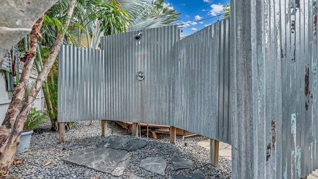 Building Photo - Charming 2BR/2BA with Bonus Room South Tam...