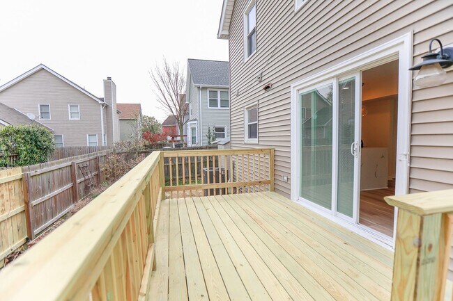 Building Photo - Beautifully renovated 3 bed 2.5 bath home ...