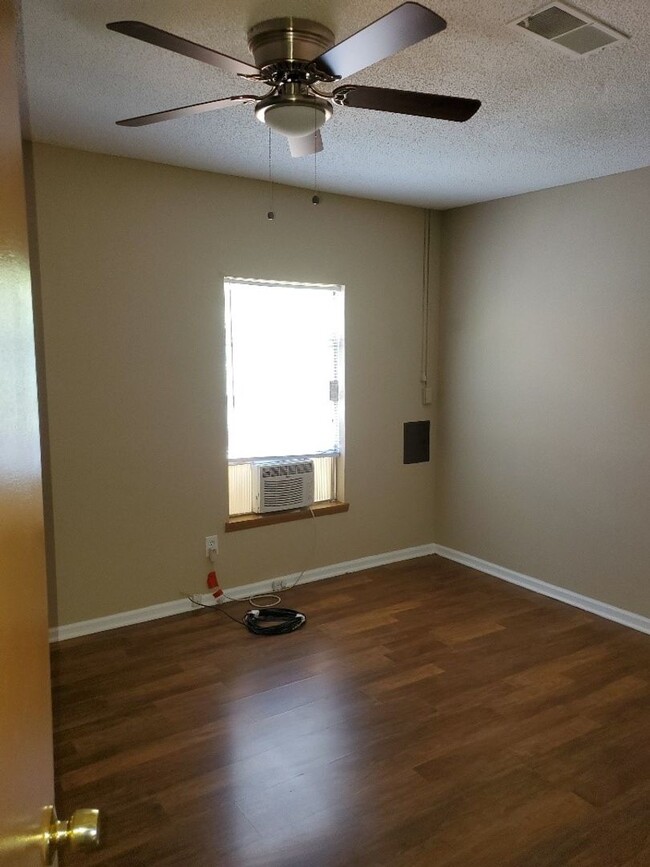 Building Photo - Cute & Cozy 2 Bedroom 1 Bath Apartment  Do...