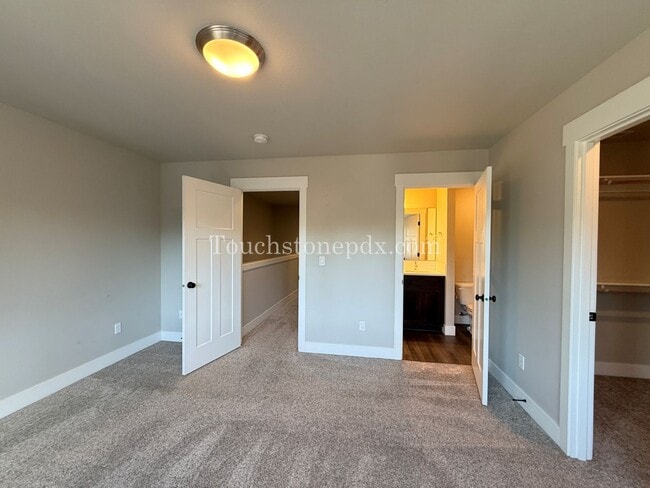 Building Photo - Charming 3 Bed, 2 Bath Townhome with Garage in Beautiful Sandy