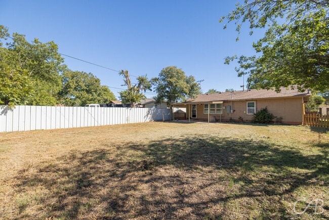 Building Photo - 872 Forrest Ave