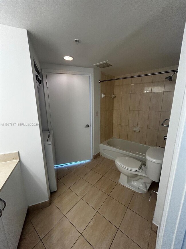 Building Photo - 1750 N Bayshore Dr