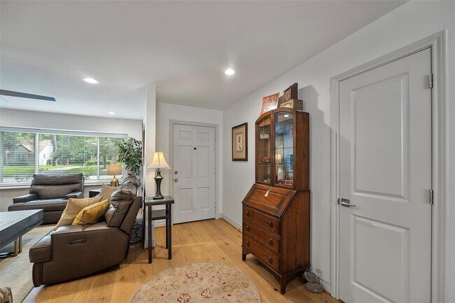 Building Photo - 1615 Maux Dr