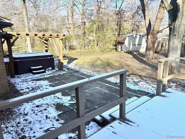 Building Photo - Beautiful Home in Farmington Hills - 3 Bd / 1.5 BA