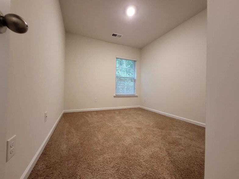 Building Photo - Room in Townhome on Guildford Hill Ln