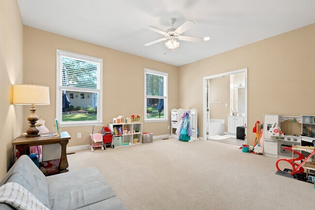 Building Photo - Durham Beauty - Cul de sac lot with fenced in yard - 4 bedrooms