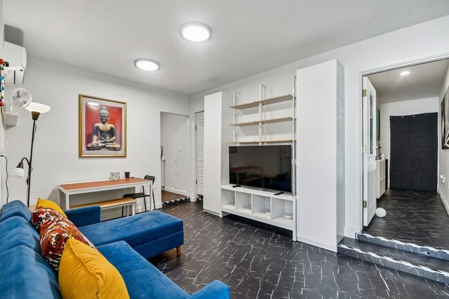 Building Photo - Gorgeous FULLY FURNISHED 1 Bedroom/1 Bath apartment with private entrance, in Winter Park