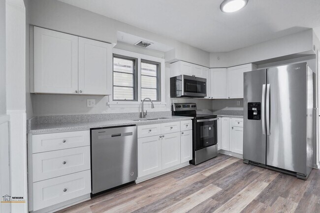 Building Photo - Spacious 3 Bed, 2 Bath in Newark - Move-In...