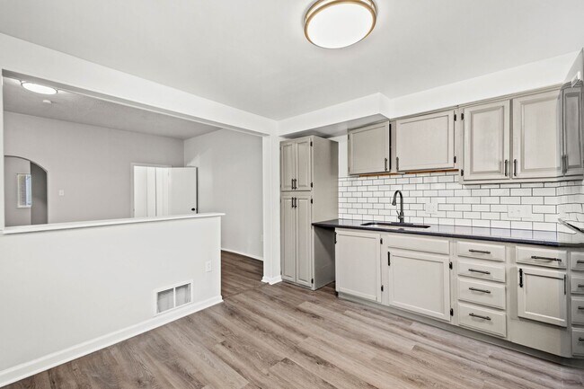 Building Photo - MOVE IN SPECIAL! SCORE HALF OFF 1ST MONTH'...
