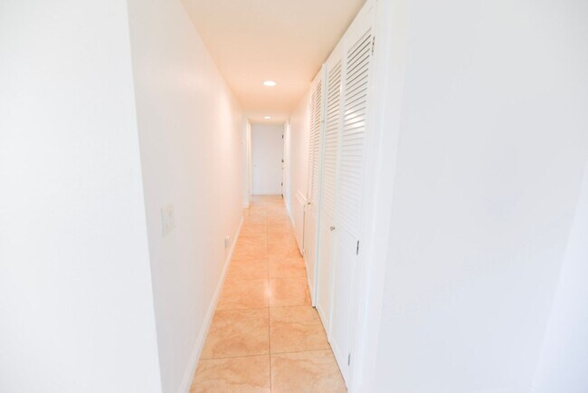 Building Photo - 251 Avenida Madrid
