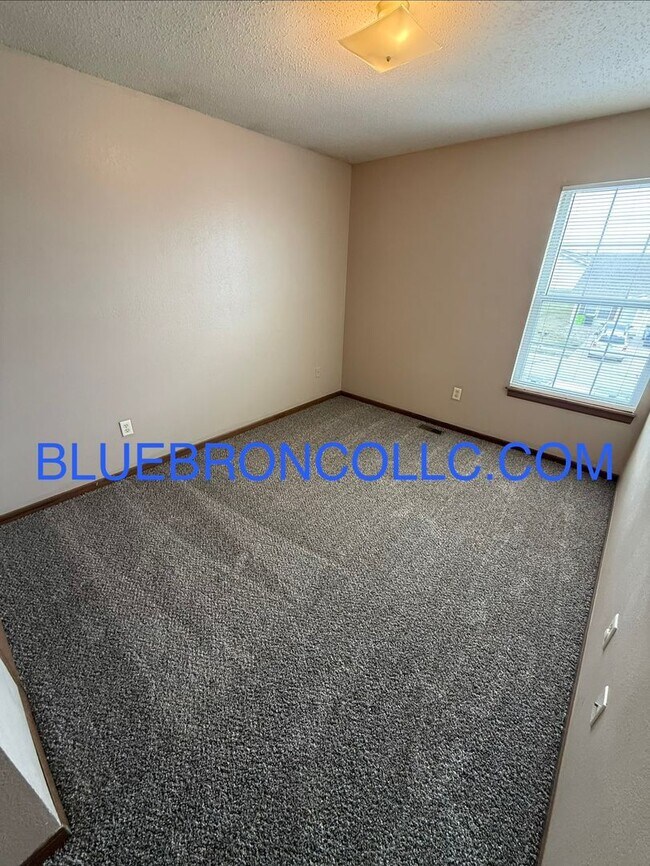 Building Photo - Newly remodeled 3 bedroom townhome for a great price!
