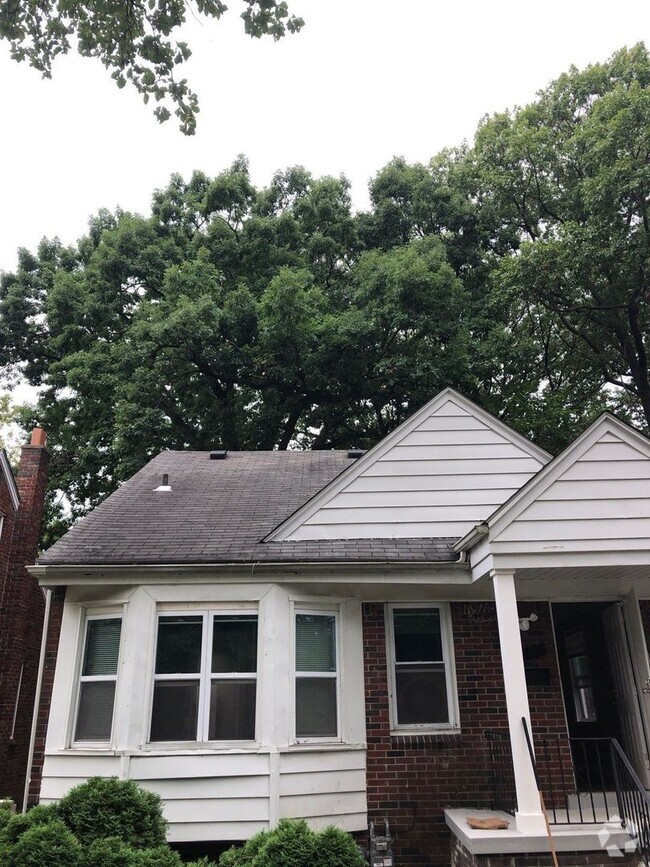 Building Photo - Renovated 3-Bedroom Home - We Welcome Sect...