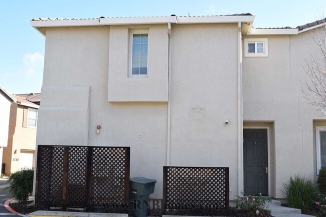 Building Photo - 1345 Incline Dr