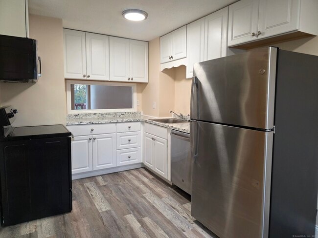 Building Photo - 552 Shennecossett Rd