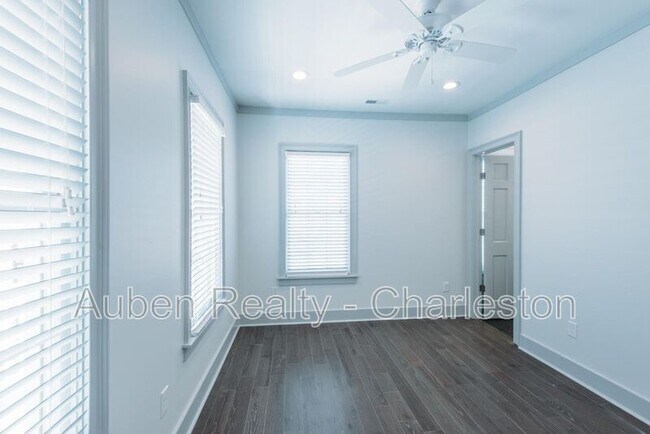 Building Photo - 10 Orrs Ct