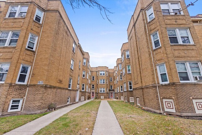 Primary Photo - 6418 N Richmond St
