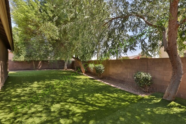 Building Photo - Spacious 4-Bedroom Home with Pool in Gilbe...