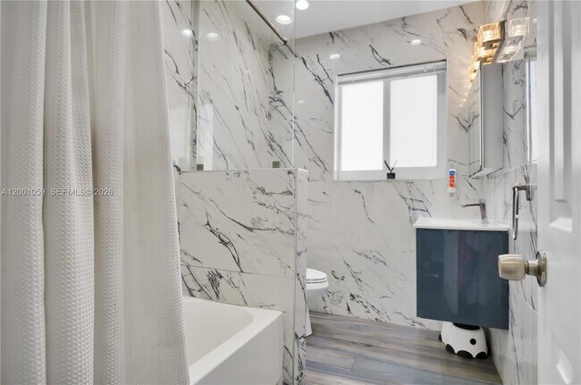 Building Photo - 820 W 43rd Ct