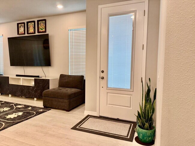Building Photo - Spacious 4-Bedroom Corner Townhome with Loft & Lake Views in Ocoee