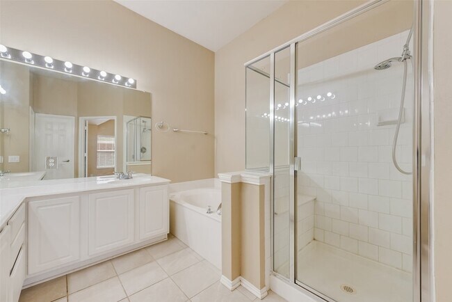 Building Photo - 2600 Spring Dr