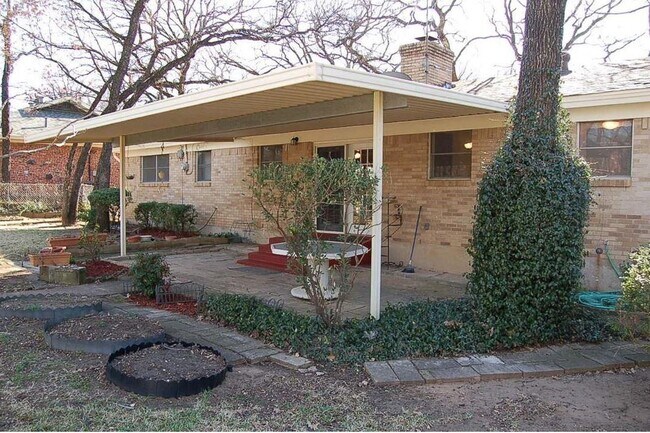 Building Photo - 214 Juniper St