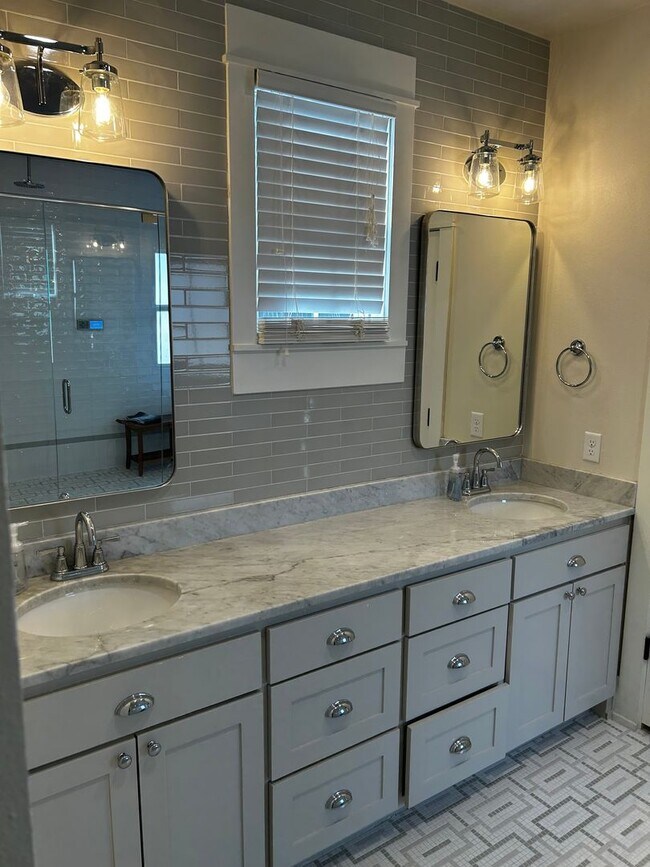 Building Photo - UNFURNISHED Beautiful Large Home Available Now on North Walnut in Fayetteville !!